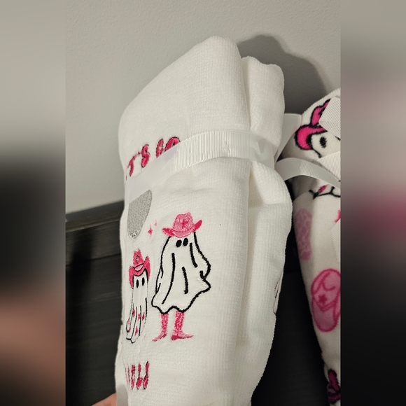 🔥👻 "Let's Go Ghouls" Pink Cowgirl Ghost, Set of 4 Hand Towels by Truly Lou NWT - Picture 6 of 7